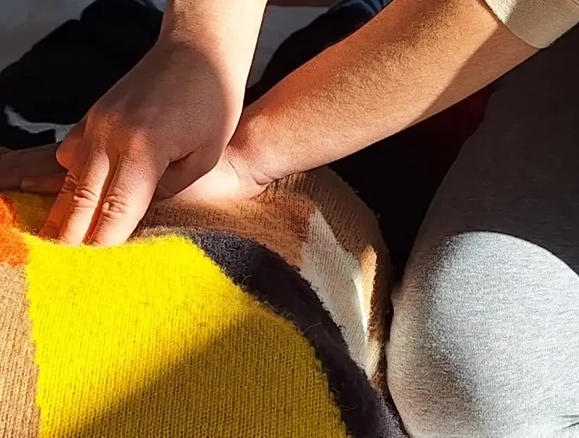 Pressione Shiatsu portata sull'addome, per il sostegno al benessere della donna