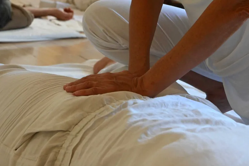 Trattamento Shiatsu portato da un'operatrice professionale, con pressione calibrata e rispettosa del corpo