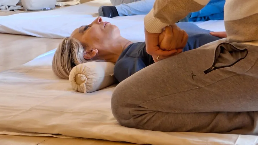 Trattamento Shiatsu: pressioni portate lungo il corpo per un rilassamento profondo